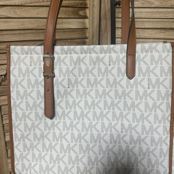 Michael Michael Kors Darien Tote - Picture 2 of 7